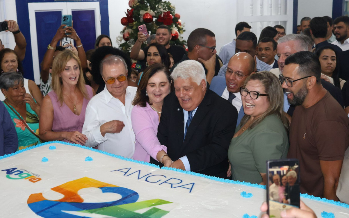 Autoridades e população cantam parabéns à Angra dos Reis