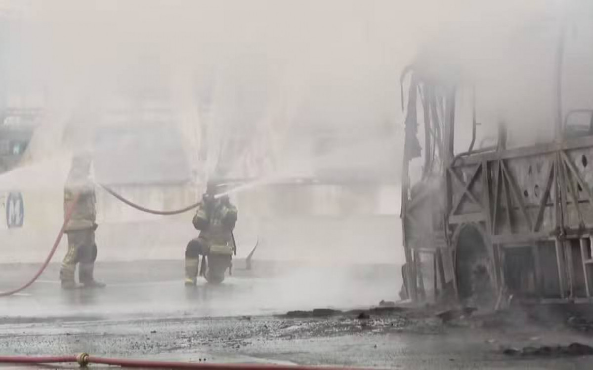 O ônibus ficou completamente destruído - Reprodução/TV Globo