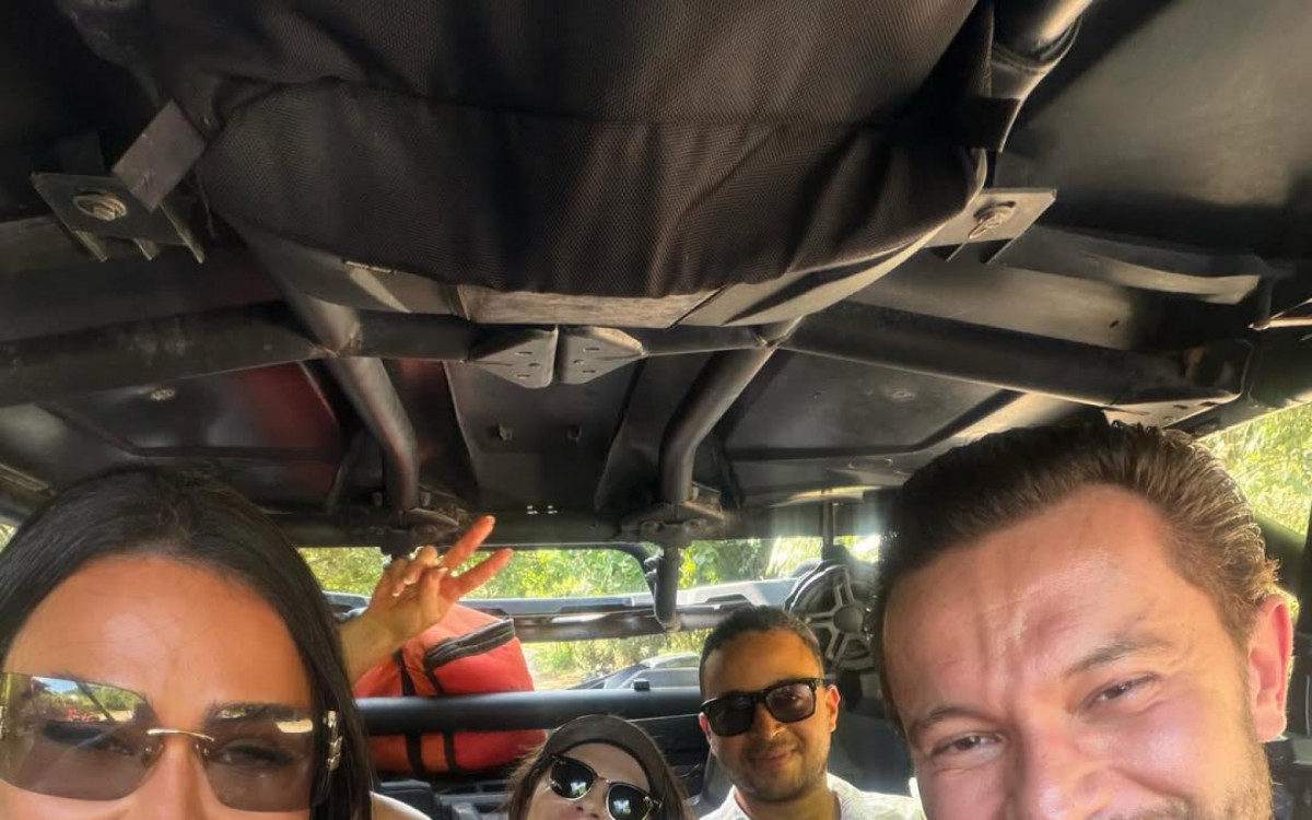 Gracyanne Barbosa posa ao lado de novo affair e outros amigos