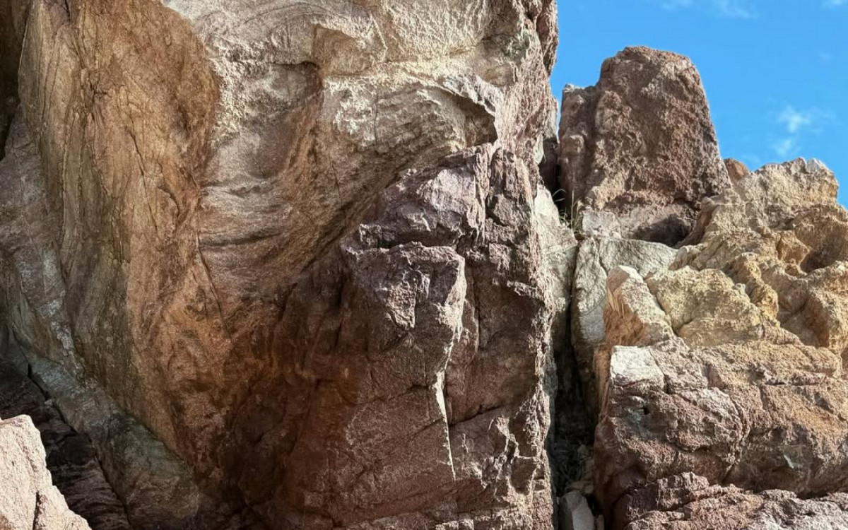 Danielle Winits exibe corp&atilde;o em viagem de f&eacute;rias com o filho