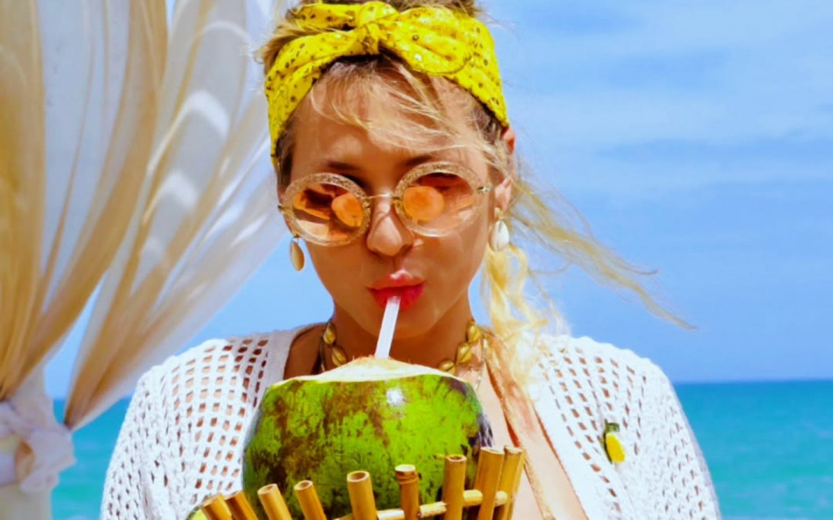 L&iacute;via Andrade aumenta a temperatura da web com novas fotos de biqu&iacute;ni