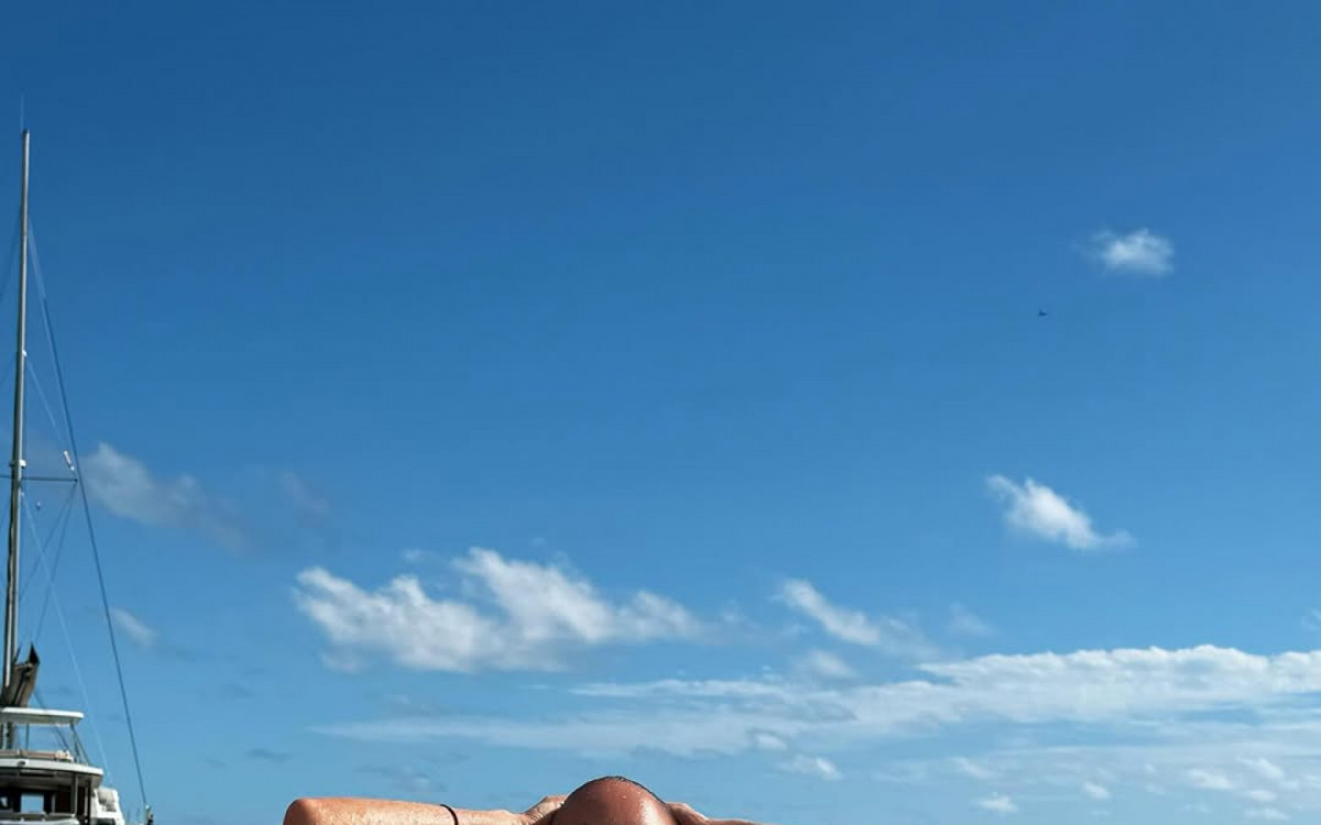 Danielle Winits exibe corp&atilde;o em viagem de f&eacute;rias com o filho