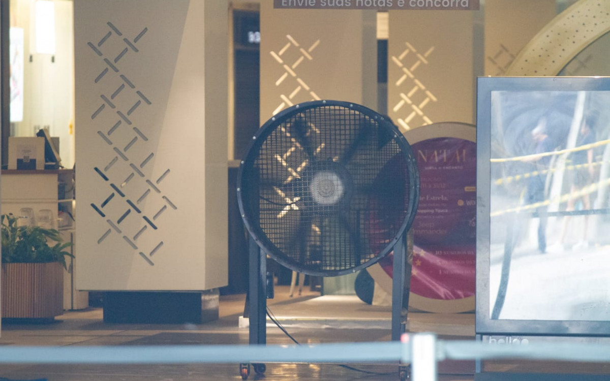 Bombeiros seguem com trabalho de rescaldo no Shopping Tijuca - Érica Martin/Agência O DIA