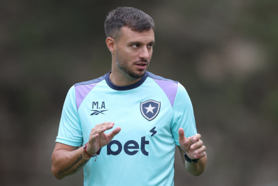 Botafogo ultrapassa limite de estrangeiros no elenco e pode ter saídas