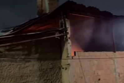 Galpão da escola de samba União do Parque Acari pega fogo 