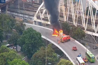 Ônibus pega fogo em viaduto no Centro do Rio