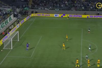 Vídeo! Árbitro valida gol do Palmeiras na Copinha em lance bizarro