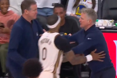 Vídeo! Técnico da NBA parte para cima de árbitros e é expulso