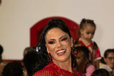 Alice Alves brilha no primeiro ensaio do ano da Estácio de Sá