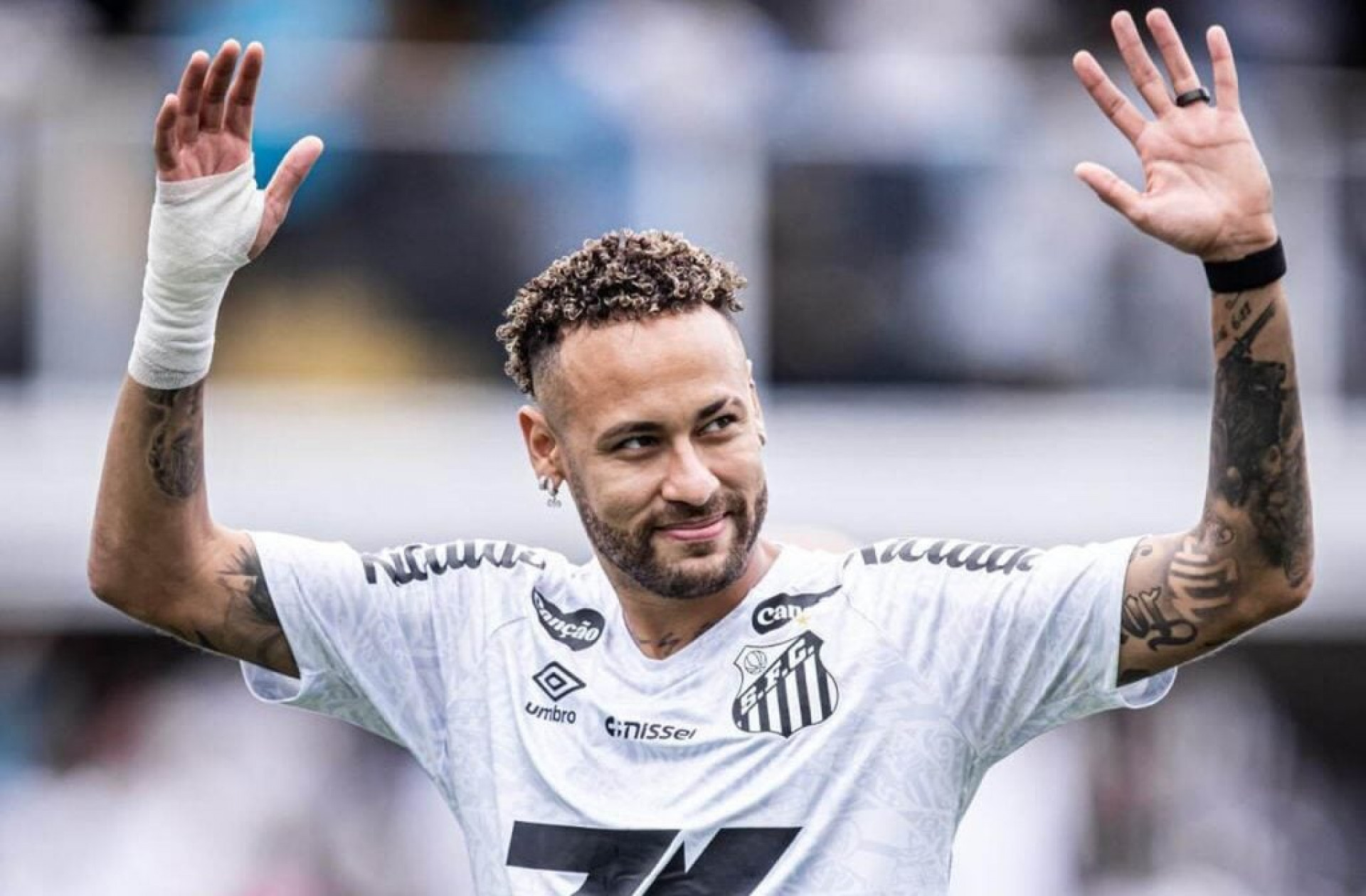 Santos oficializa renova&ccedil;&atilde;o de contrato de Neymar