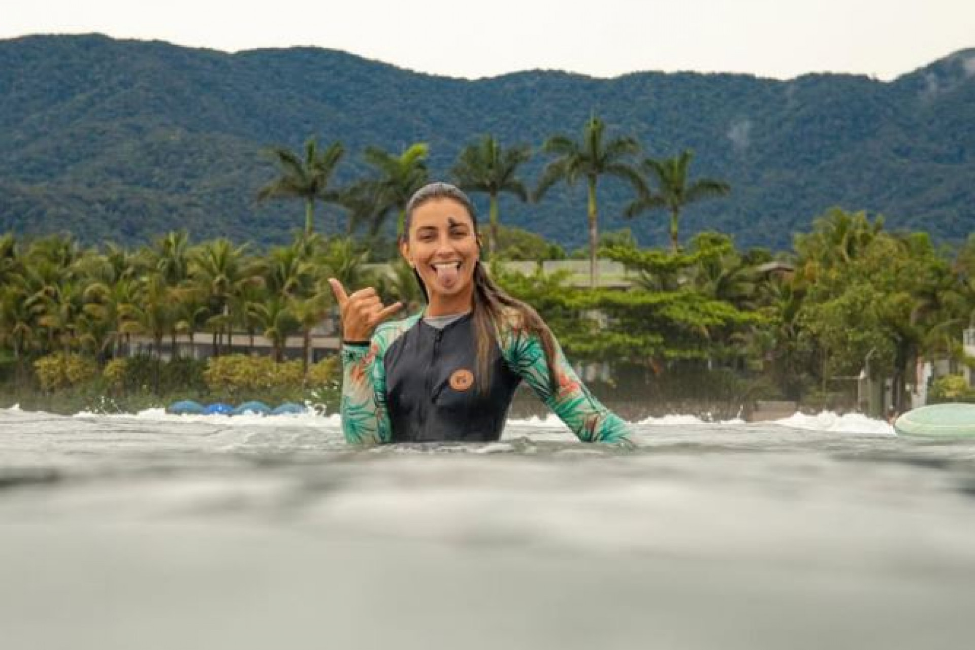 Nina se descreve como uma pessoa 'apaixonada pela escrita e pelo mar' - Reprodução / Instagram