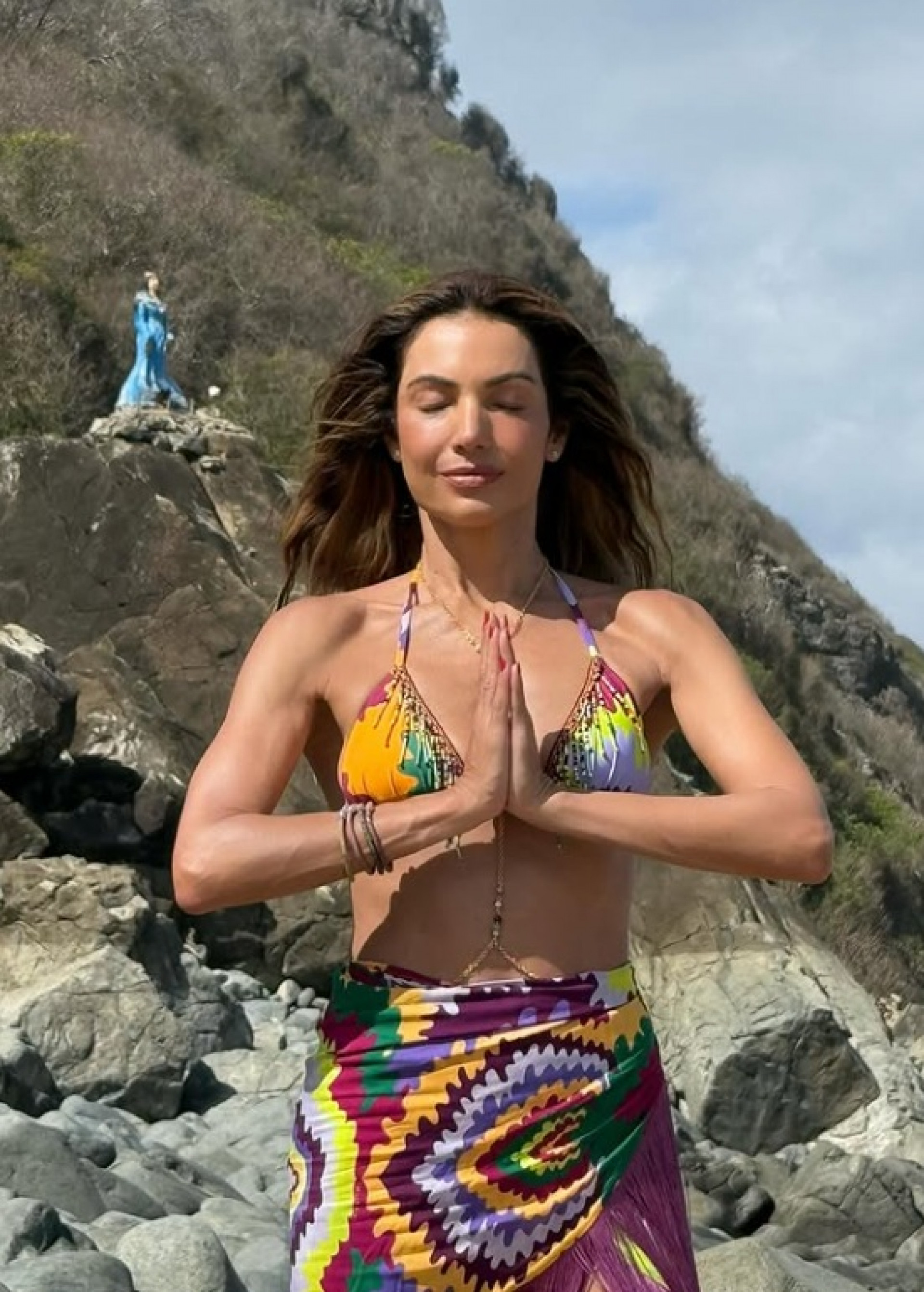 Patrícia Poeta posa com santa em Fernando de Noronha - Reprodução / Instagram