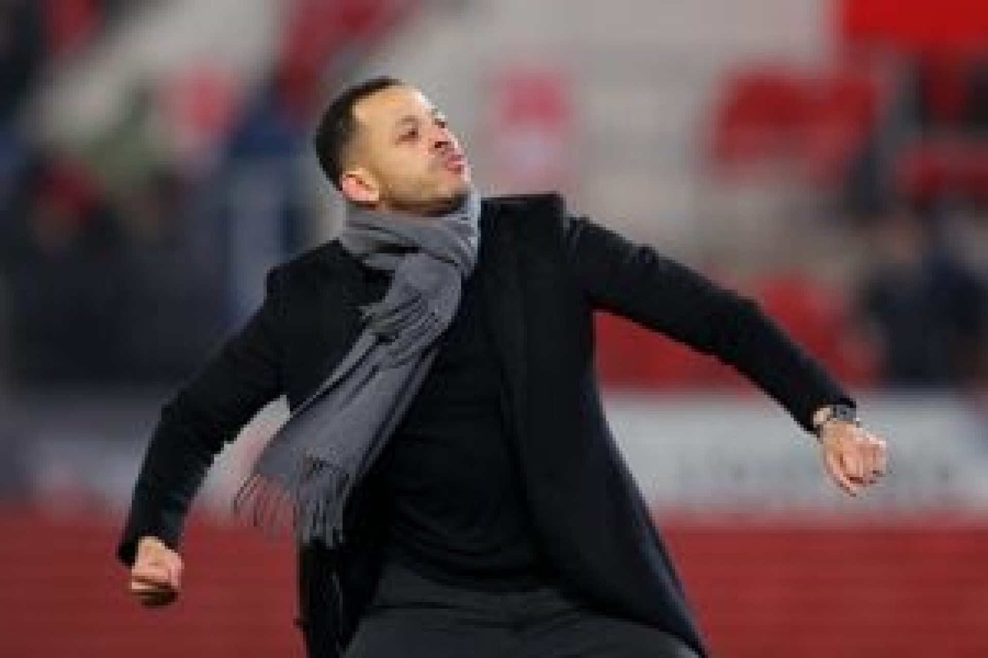 Chelsea anuncia Liam Rosenior como novo treinador