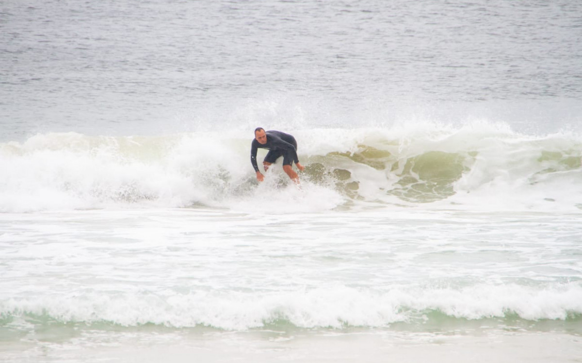 Tempo inst&aacute;vel n&atilde;o espantou os cariocas e atraiu surfistas na praia do Leme nesta quarta-feira (7) - &Eacute;rica Martin / Ag&ecirc;ncia O Dia
