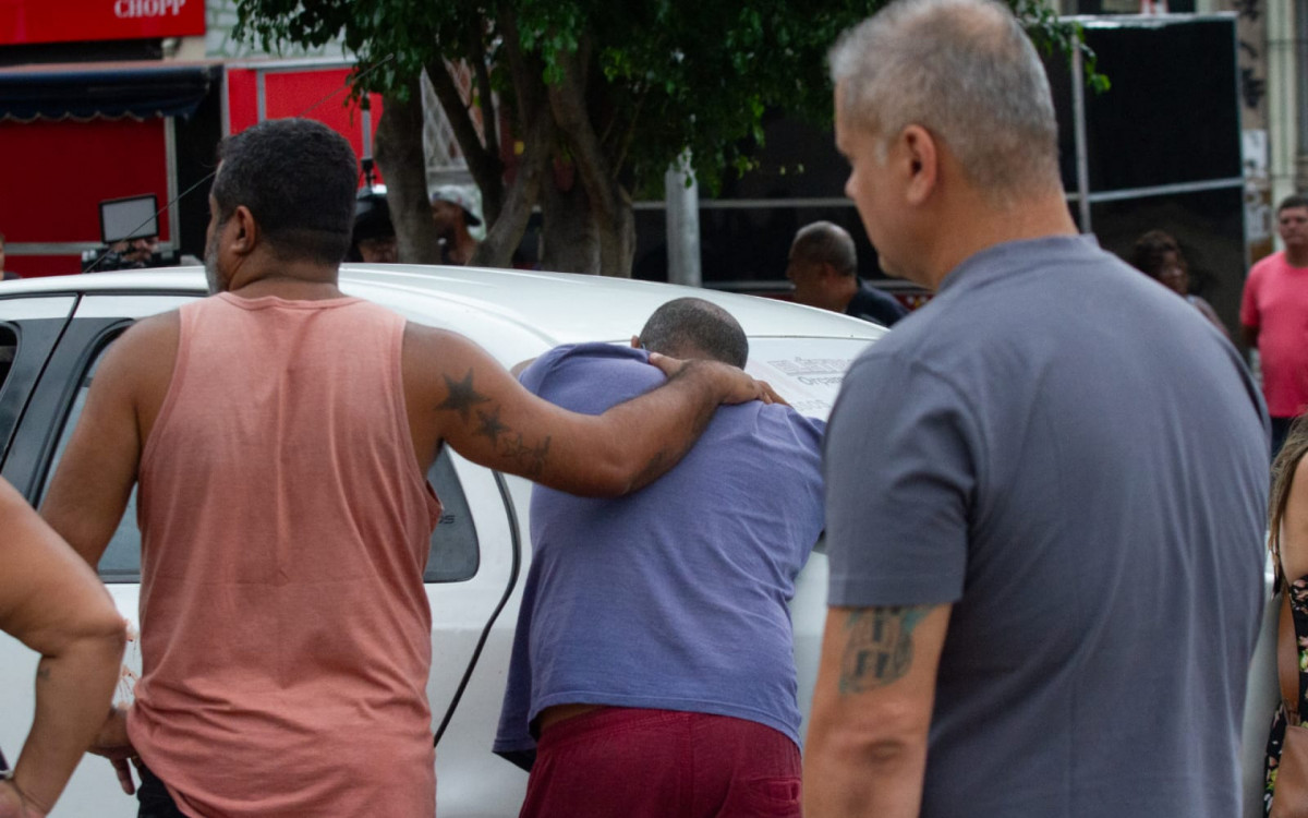 Pai de Marcelly Passos recebe apoio ap&oacute;s morte da filha no Engenho de Dentro