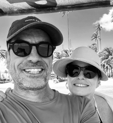 Debora Bloch surge em rara aparição com marido português