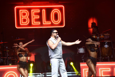 Belo lota show no aniversário de Angra, mas no seu Instagram troca a cidade por 