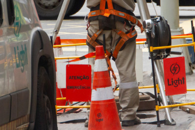 Moradores de ruas de Copacabana enfrentam nova queda de luz, após 'apagão' de três dias