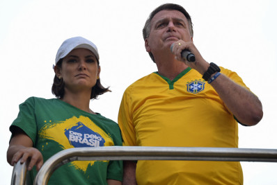Bolsonaro ainda não consegue se alimentar sozinho, afirma Michelle 