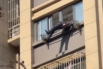 Idoso cai de 15º andar de prédio, mas fica preso em varal e é resgatado