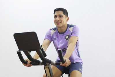 De volta ao Brasil, Savarino se reapresenta no Botafogo