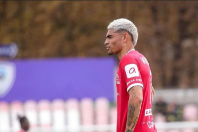 Atacante que foi alvo do Botafogo aparece nas redes sociais com a camisa alvinegra