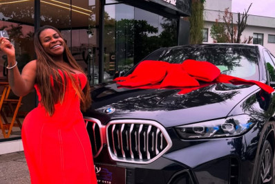 Tá podendo! Jojo Todynho se presenteia com carro de luxo