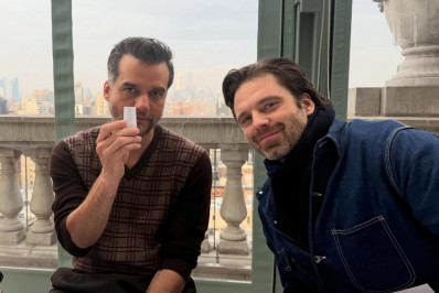 Wagner Moura e Kleber Mendonça Filho posam com astro da Marvel