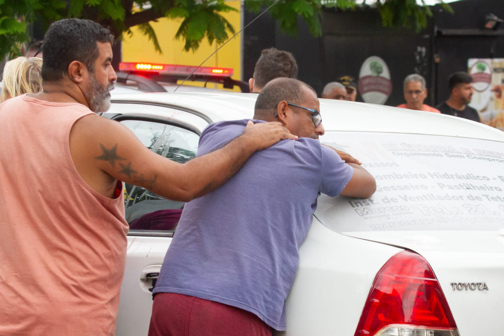 Pai de Marcelly Passos recebe apoio ap&oacute;s morte da filha no Engenho de Dentro - &Eacute;rica Martin / Ag&ecirc;ncia O Dia