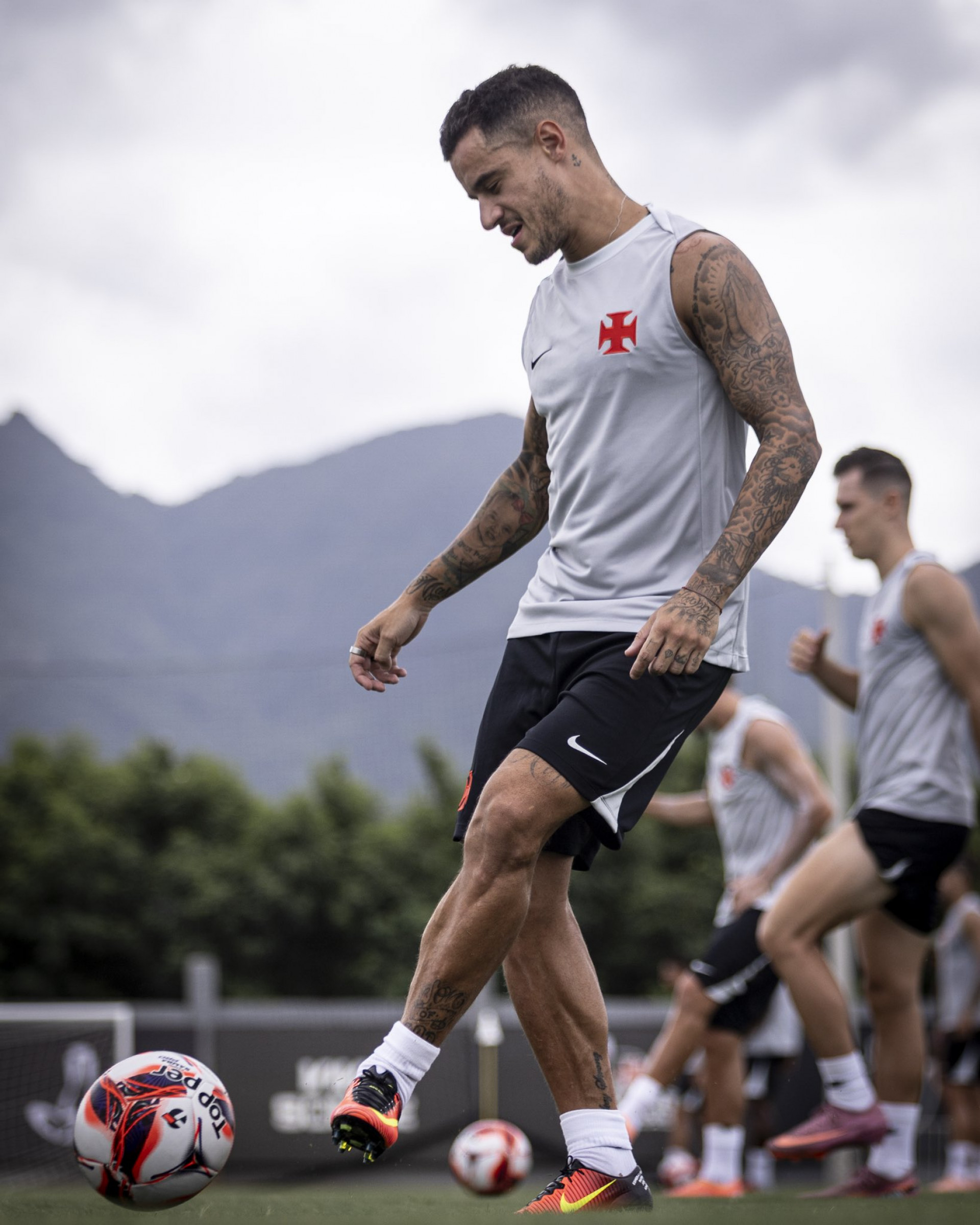 Coutinho em treino do Vasco no CT Moacyr Barbosa