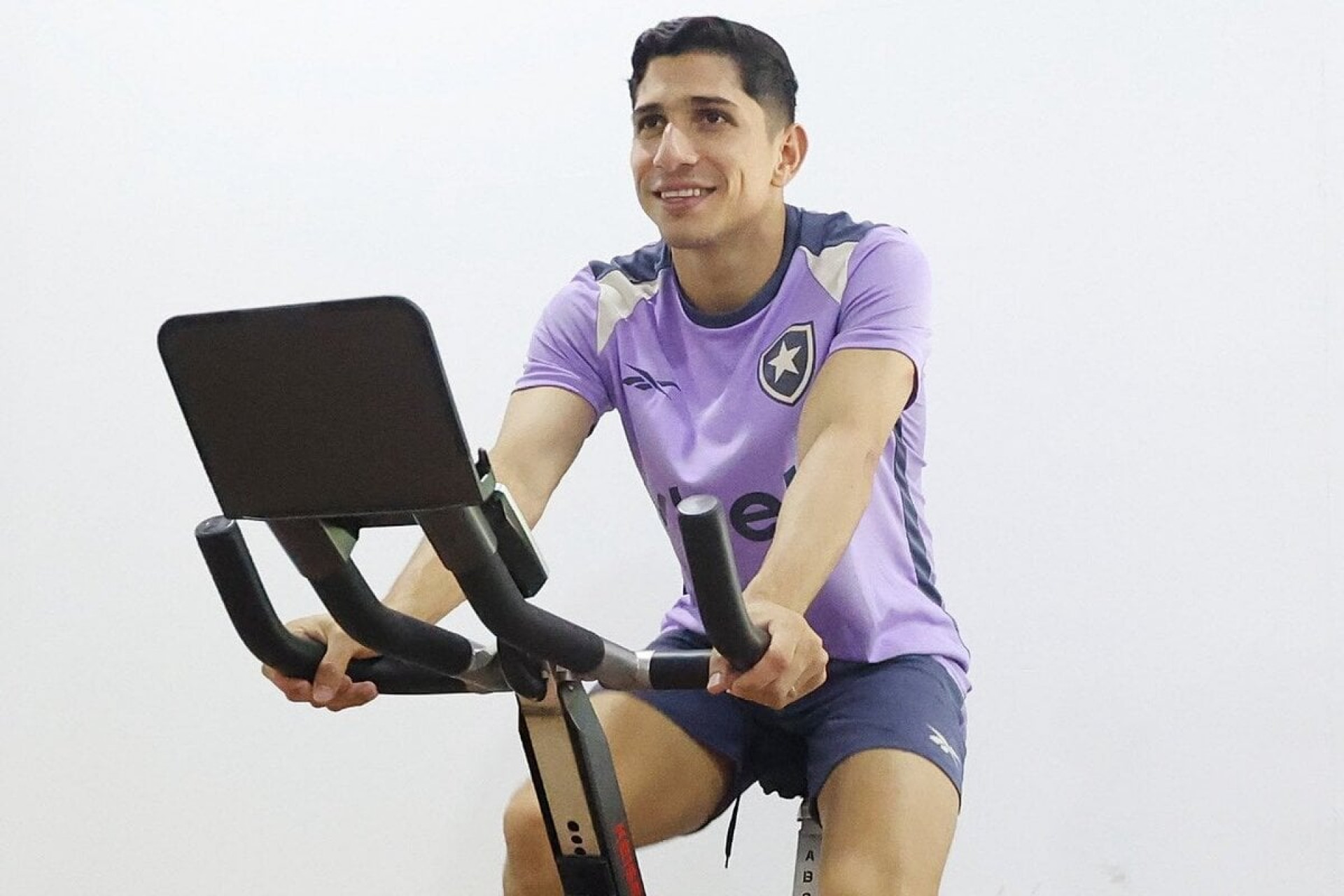 Crise na Venezuela pauta retorno de Savarino e adia decis&atilde;o sobre ida ao Flu