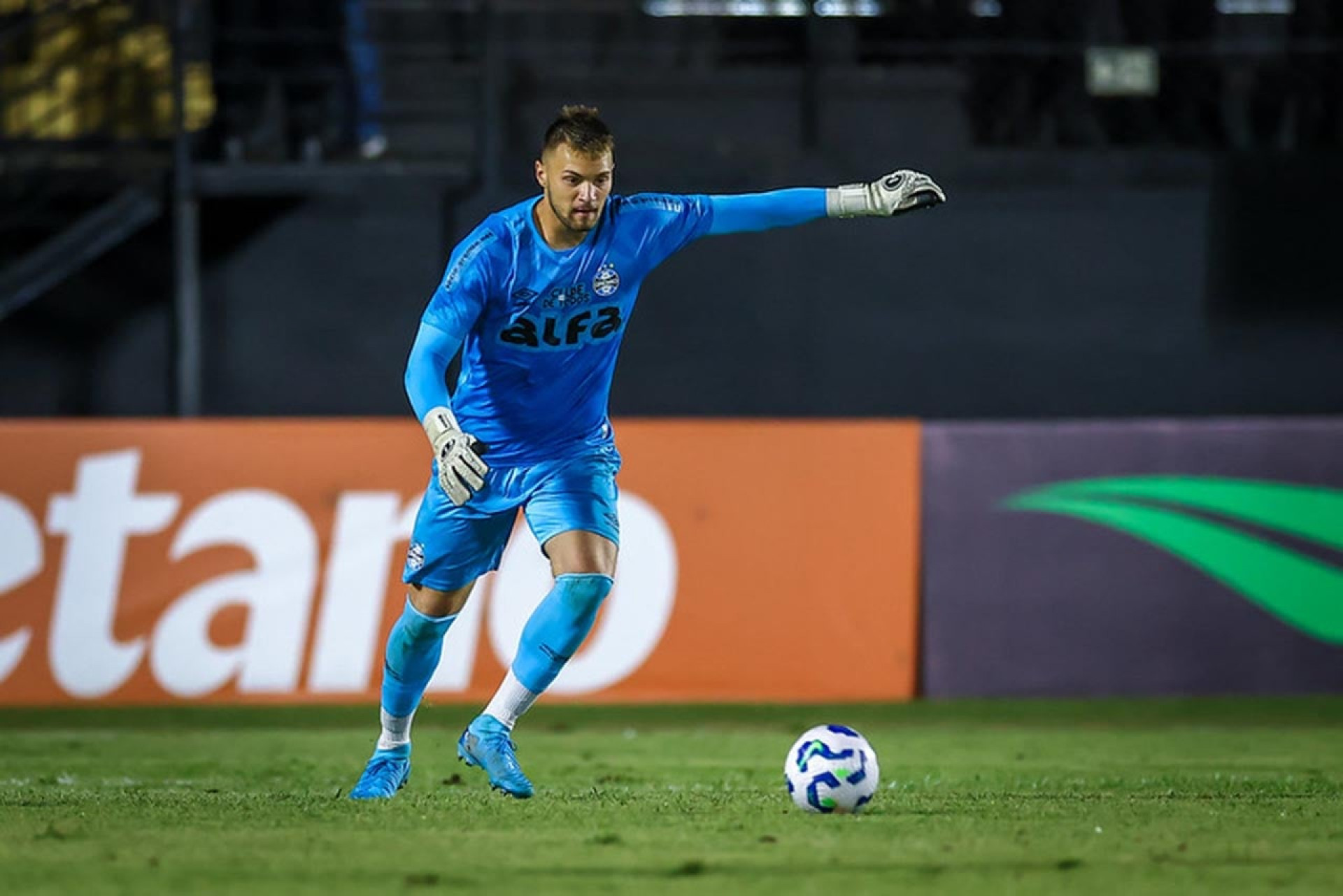 Gabriel Grando renova contrato com o Gr&ecirc;mio; veja tempo de contrato