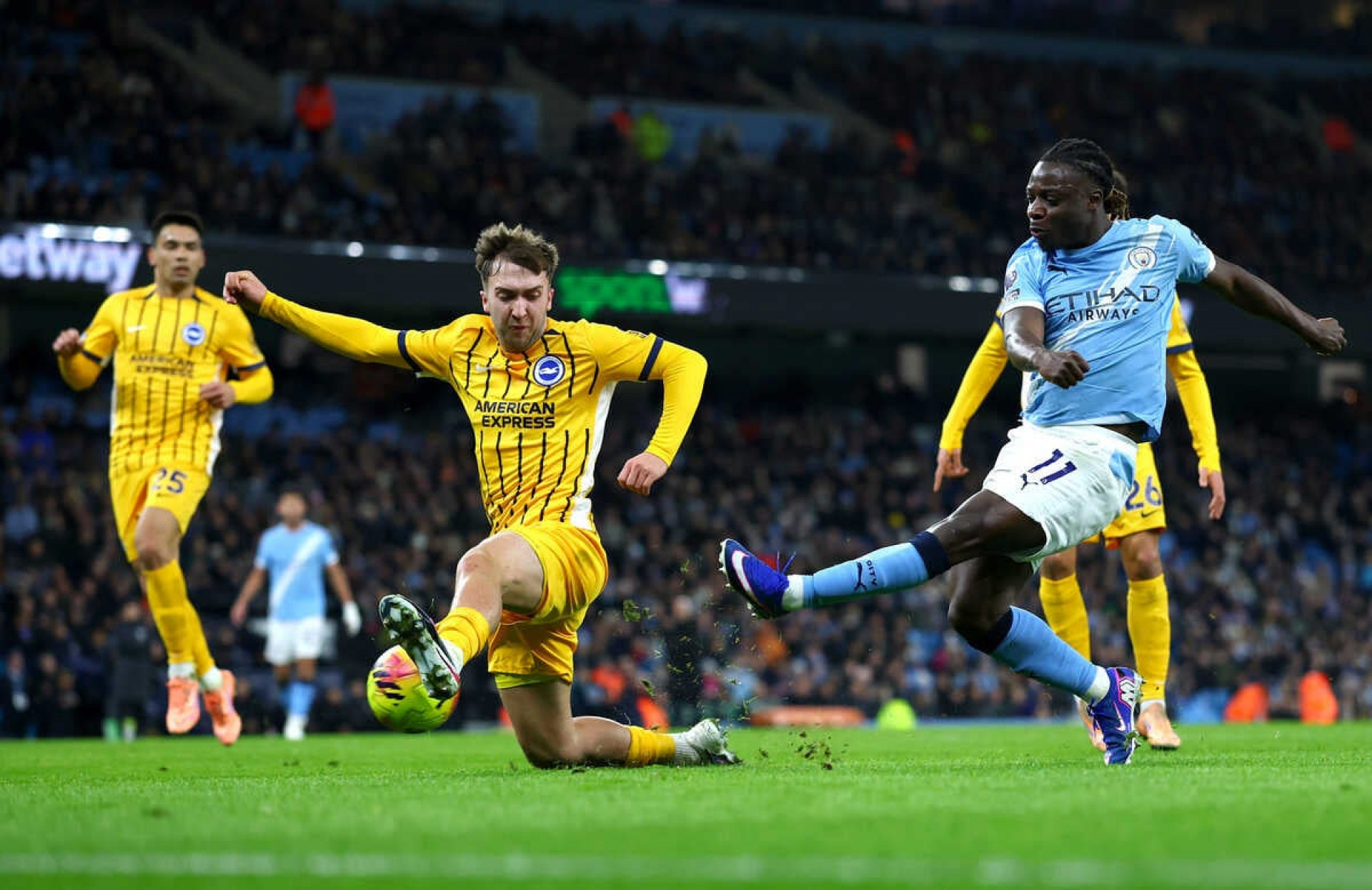 Manchester City volta a trope&ccedil;ar no ingl&ecirc;s, e o l&iacute;der Arsenal agradece