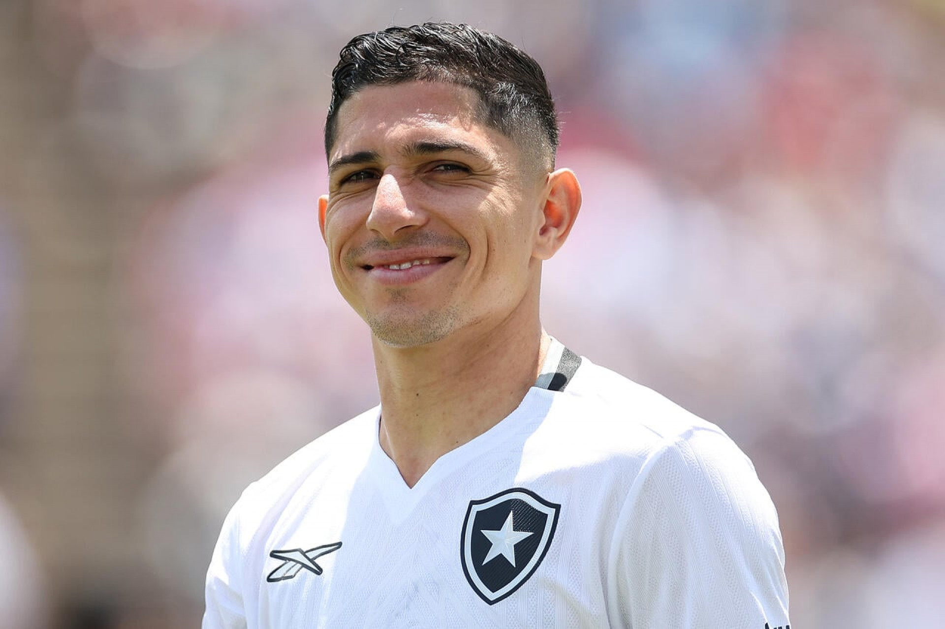 Savarino se reapresenta no Botafogo em meio &agrave; negocia&ccedil;&atilde;o com Fluminense