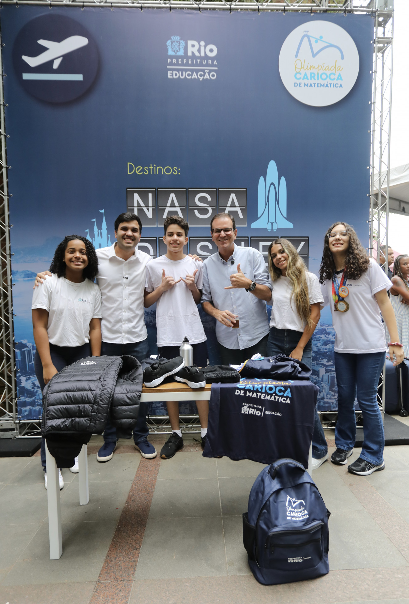 Prefeito Eduardo Paes posa ao lado dos estudantes  - Beth Santos / Prefeitura do Rio 