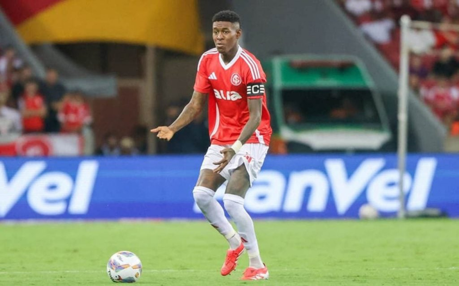 Internacional confirma venda de Vit&atilde;o para o Flamengo