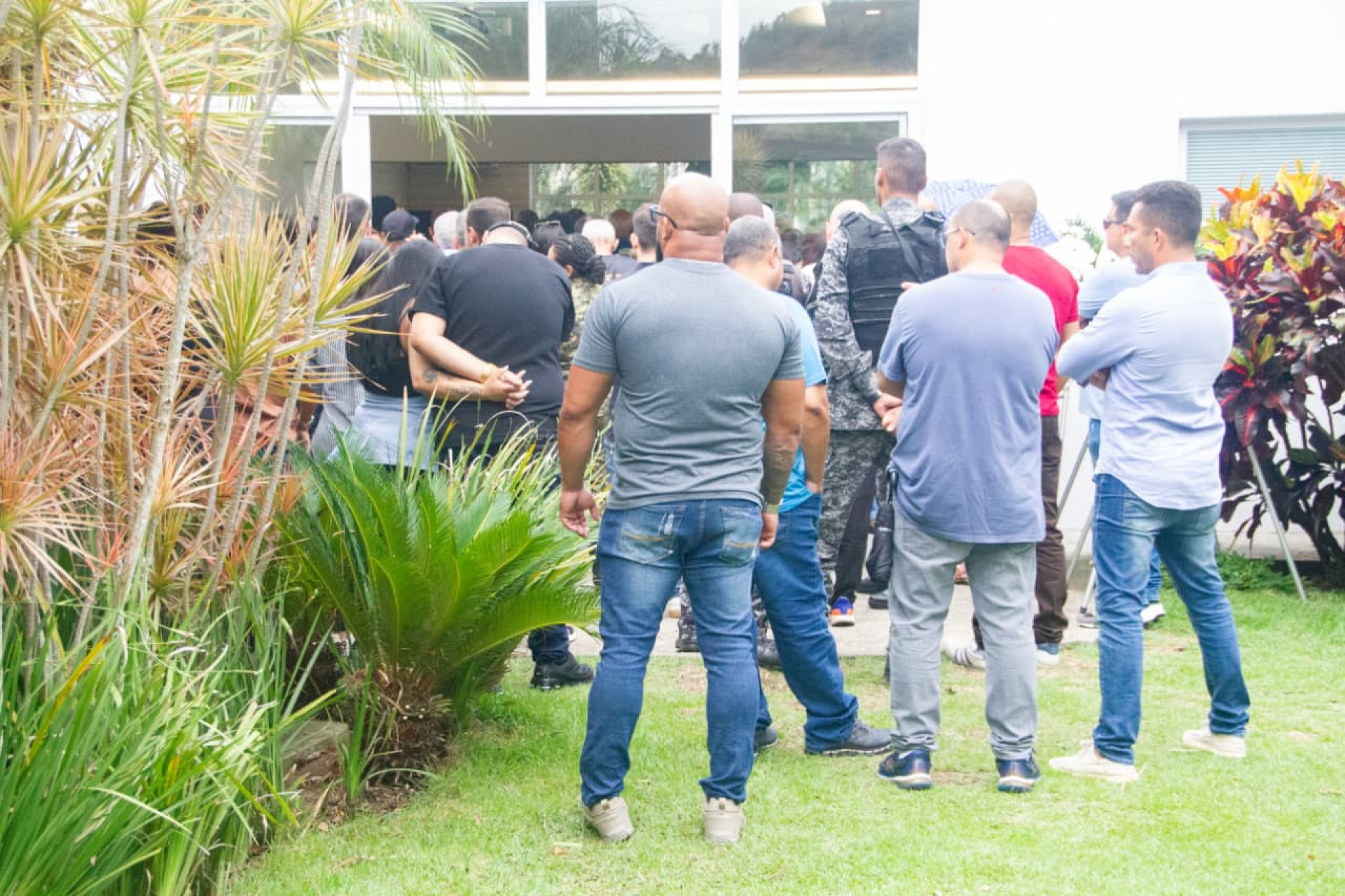 Familiares e amigos no sepultamento de Naysa Kayllany da Costa Borges Nogueira, de 22 anos, no Jardim da Saudade - Érica Martin/Agência O DIA