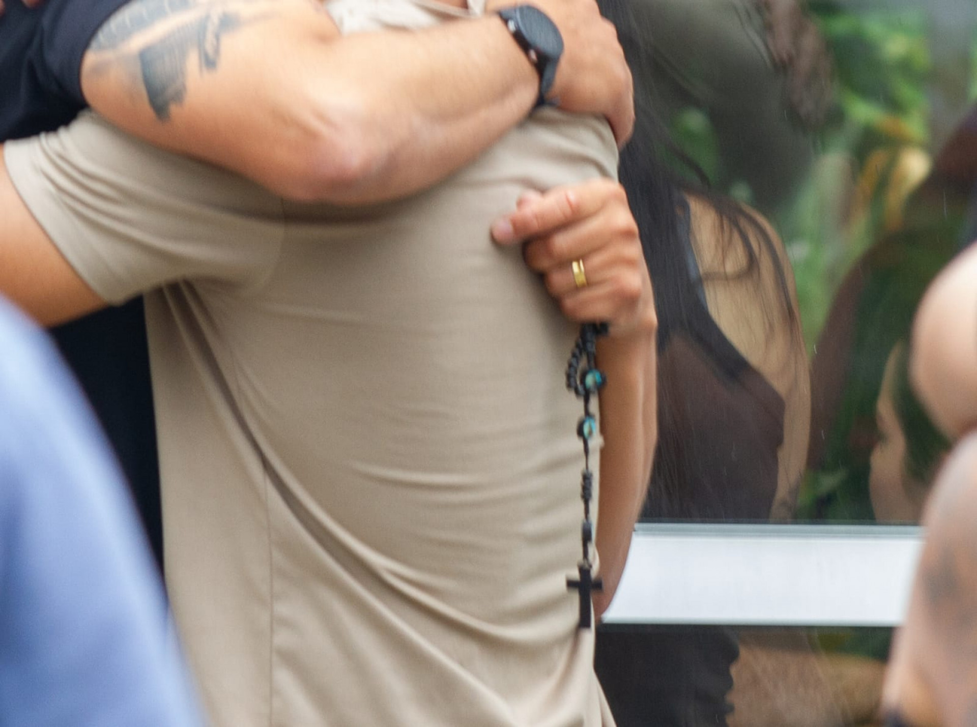 Familiares e amigos no sepultamento de Naysa Kayllany da Costa Borges Nogueira, no Jardim da Saudade - Érica Martin/Agência O DIA