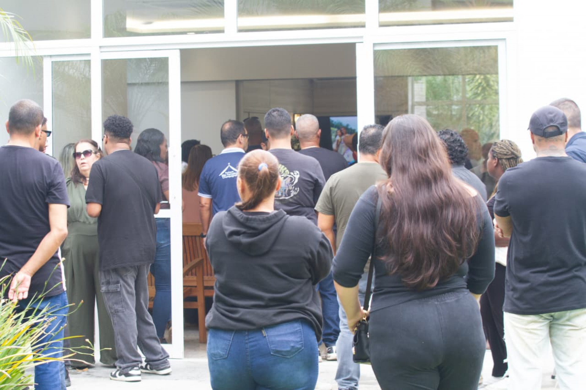 Familiares e amigos no sepultamento de Naysa Kayllany da Costa Borges Nogueira, no Jardim da Saudade - Érica Martin/Agência O DIA