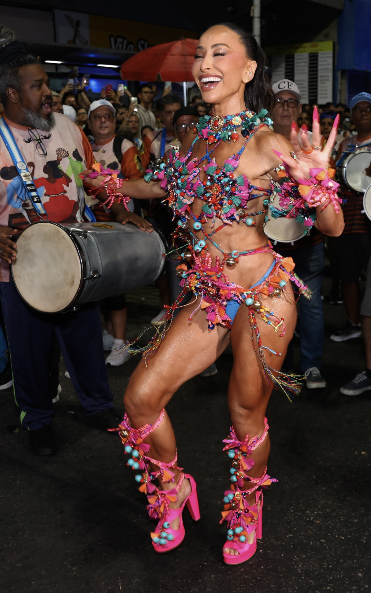 Sabrina Sato participa do ensaio de rua da Vila Isabel