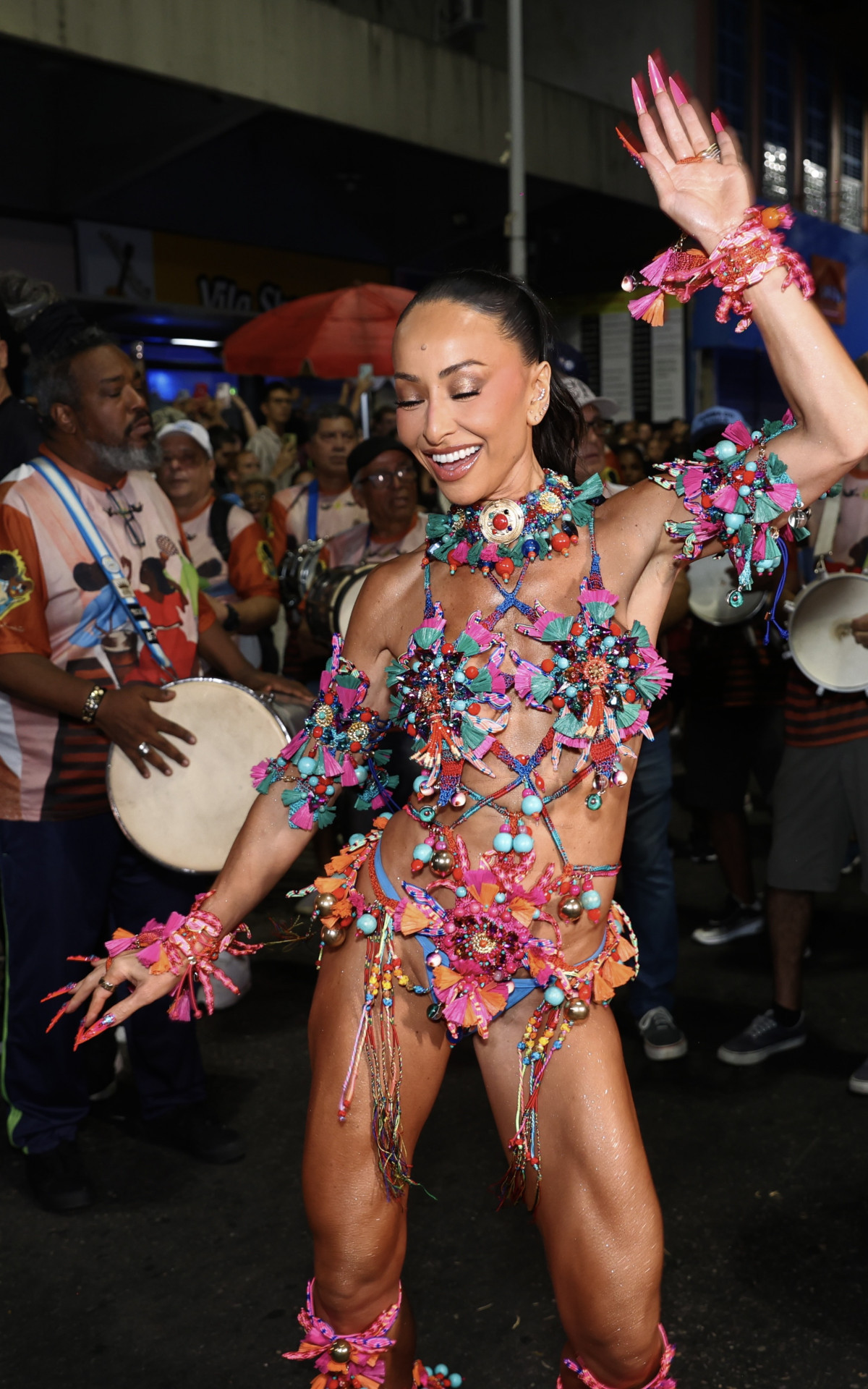 Sabrina Sato participa do ensaio de rua da Vila Isabel