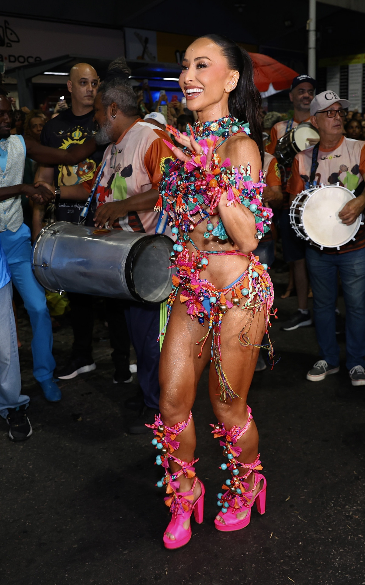 Sabrina Sato participa do ensaio de rua da Vila Isabel
