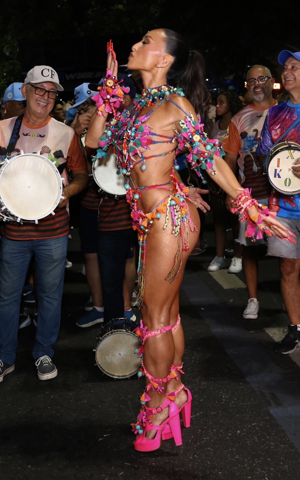 Sabrina Sato participa de ensaio de rua da Vila Isabel