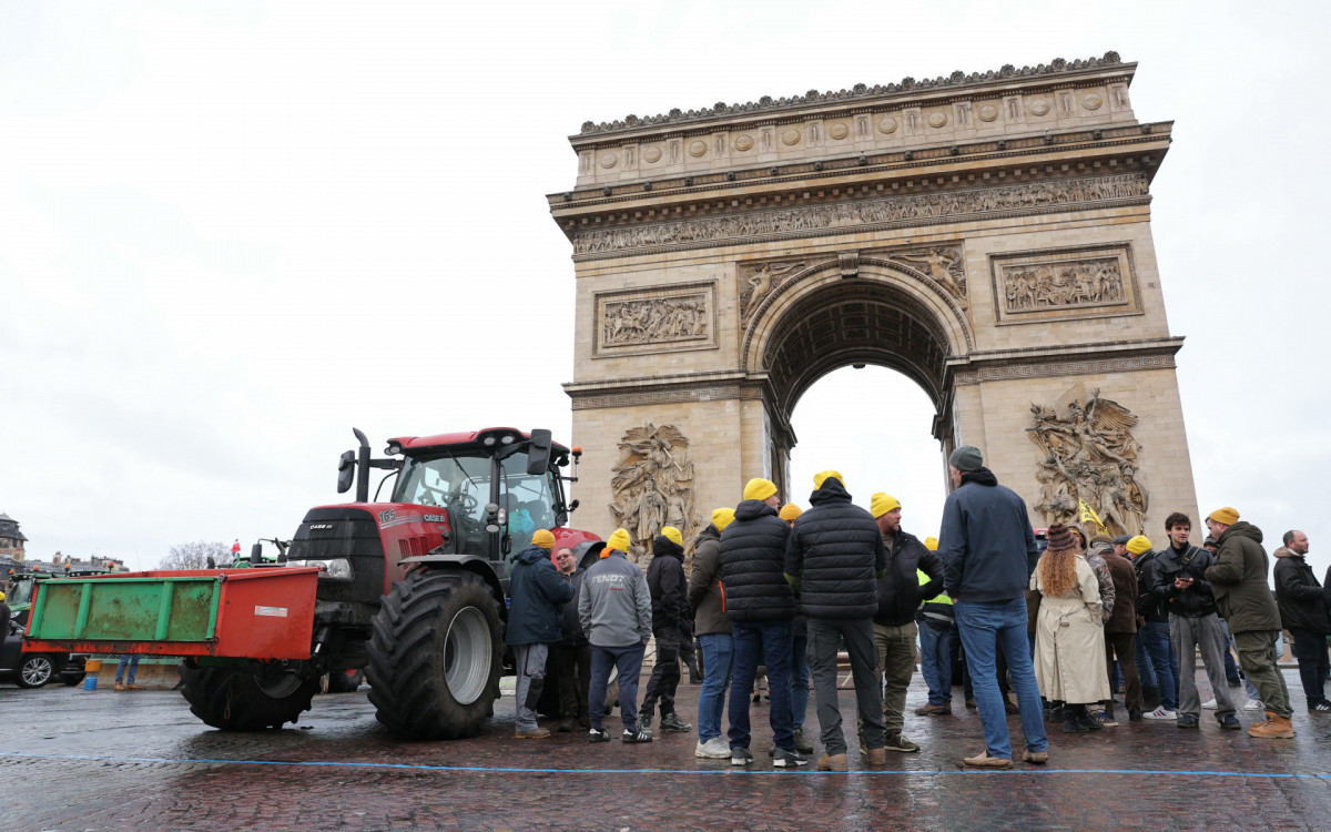Agricultores se reúnem em frente à Assembleia Nacional da França durante uma manifestação do sindicato agrícola francês - AFP