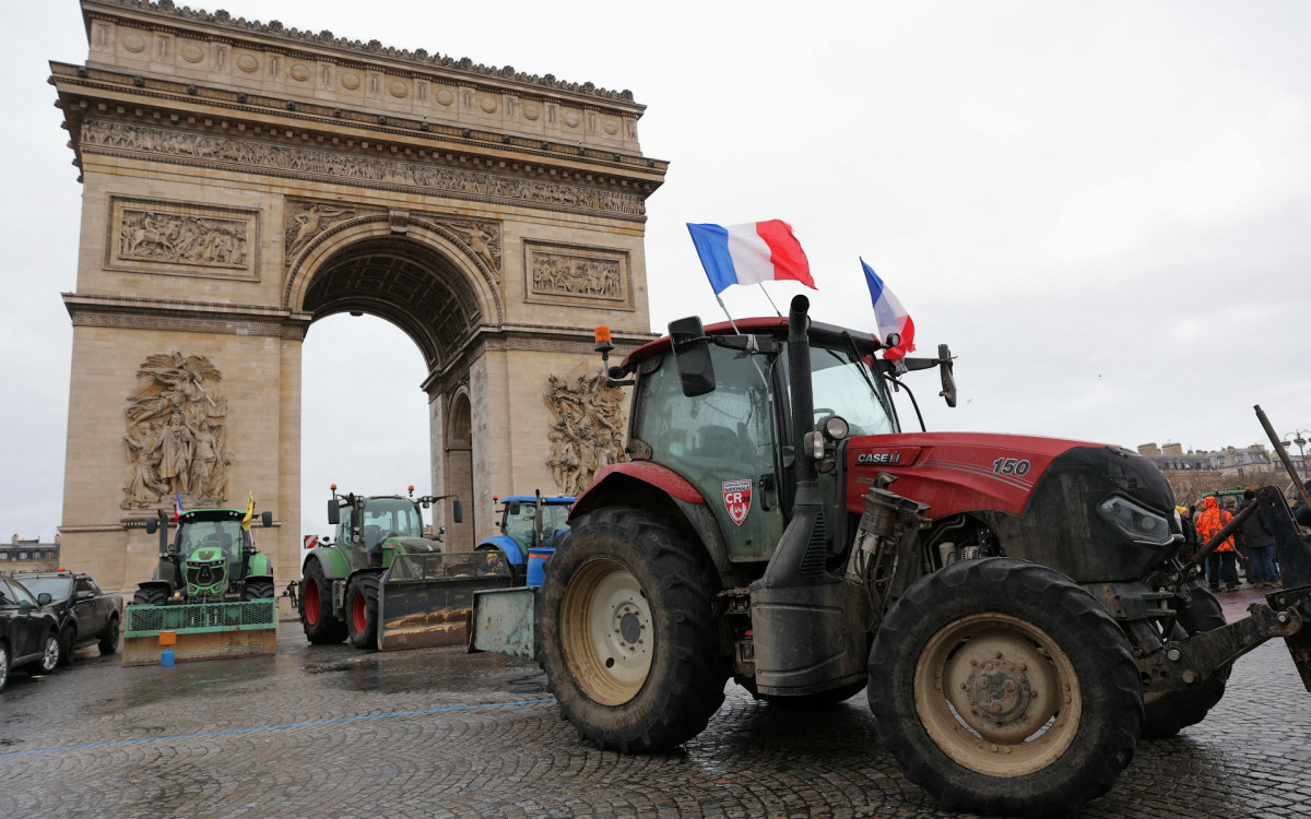 Agricultores se reúnem em frente à Assembleia Nacional da França durante uma manifestação do sindicato agrícola francês - AFP