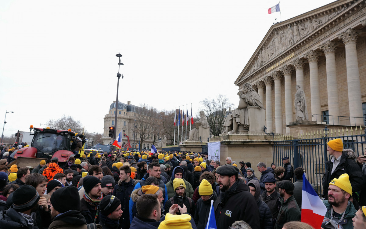 Agricultores se reúnem em frente à Assembleia Nacional da França durante uma manifestação do sindicato agrícola francês - AFP