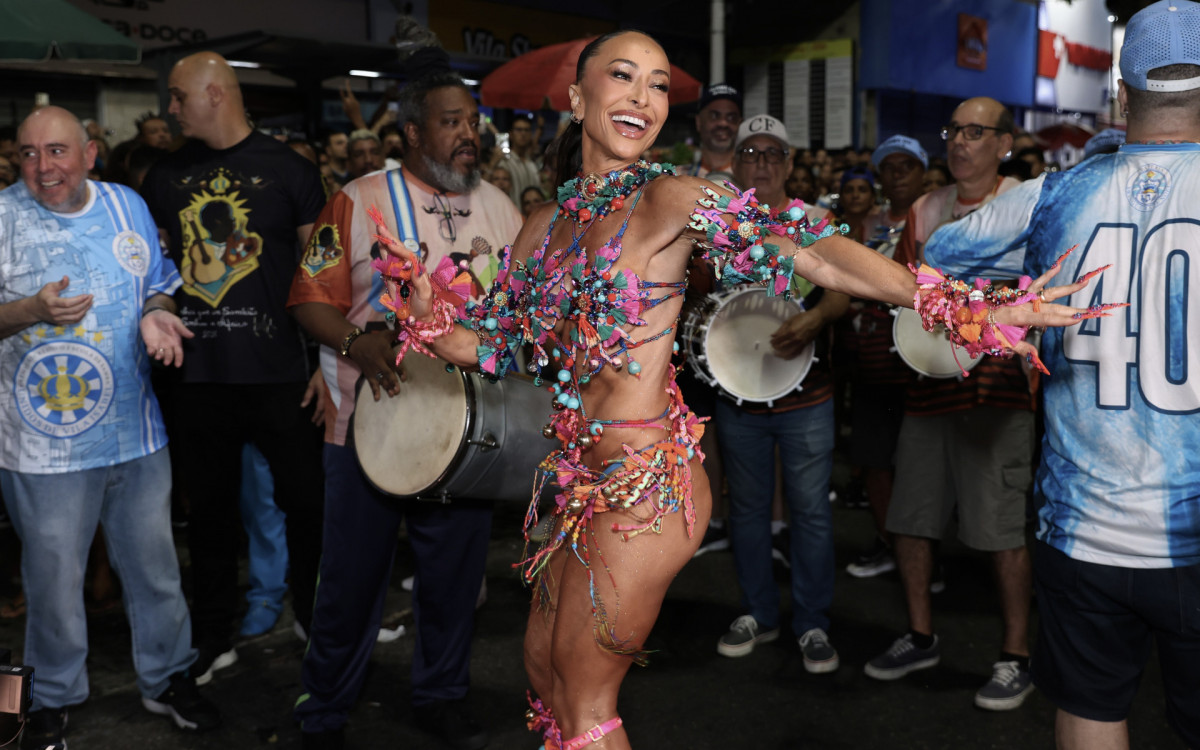 Sabrina Sato participa de ensaio de rua da Vila Isabel