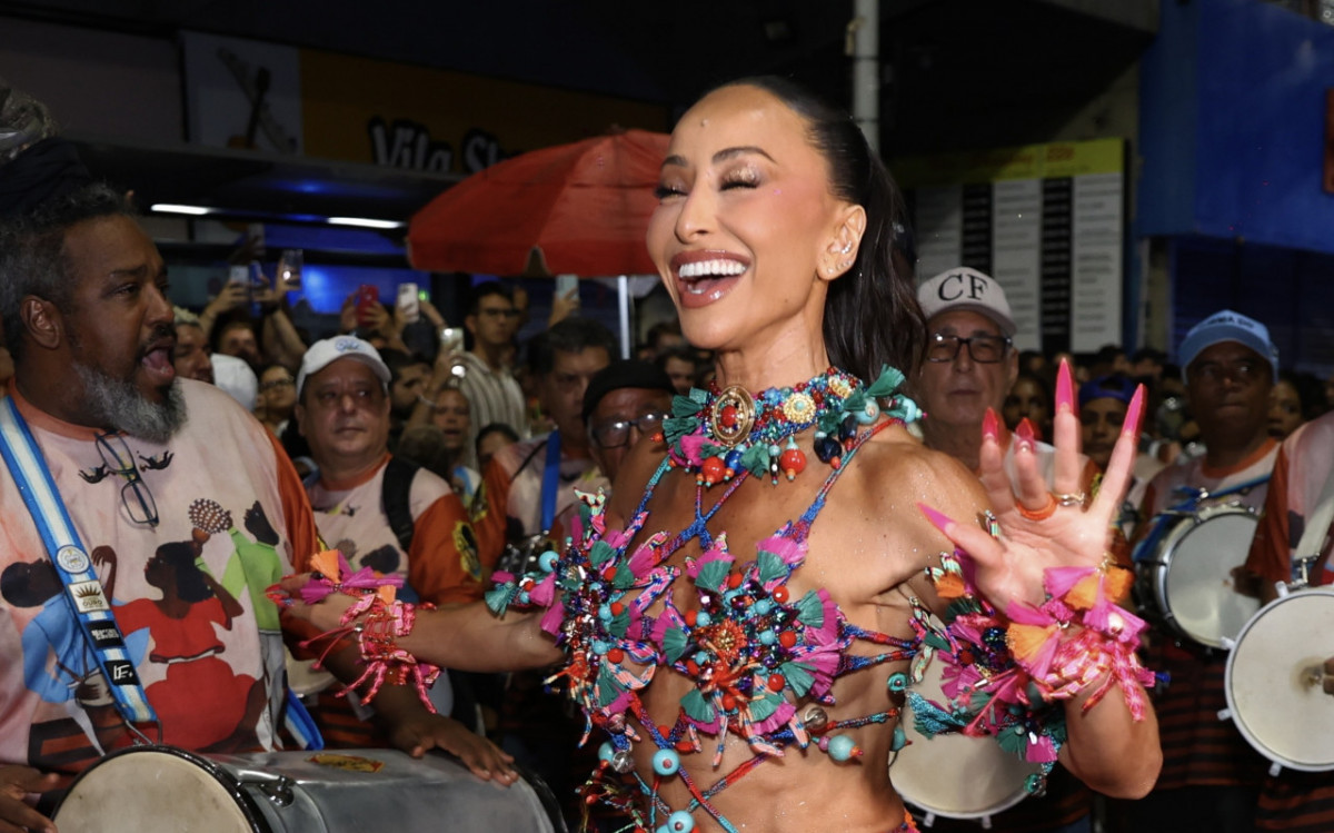 Sabrina Sato participa do ensaio de rua da Vila Isabel