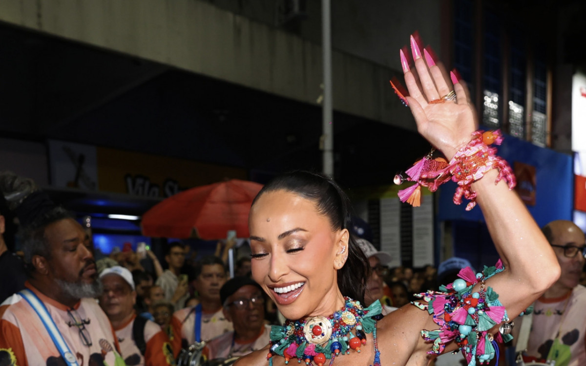 Sabrina Sato participa do ensaio de rua da Vila Isabel