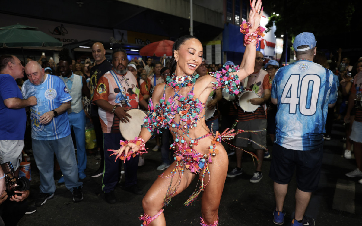 Sabrina Sato participa de ensaio de rua da Vila Isabel